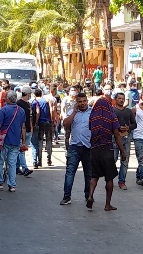 Dos militares muertos y tres más heridos fue el resultado de un ataque perpetrado contra un camión turbo del ejército, en el sector el ambato de la vereda san josé del municipio de tibú en norte de santander, cuando los uniformados fueron sorprendidos por la activación de una carga explosiva. Varios heridos dejó atentado con granada en el Centro de ...