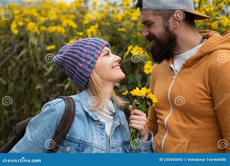 Jovem Casal Apaixonado Passa O Tempo Juntos No Outono No Parque Com O Chão Homem Abraçando E