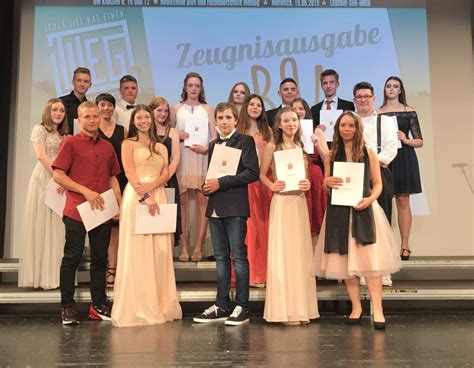 Dazu gibt es zahlreiche ags im sportlichen und kreativ/handwerklichen bereich, an informatik interessierte schülerinnen und schüler sind bei der. Abschlussjahrgang der Realschule plus und Fachoberschule ...