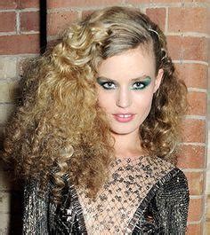 These days, 70s hairstyles and the outfits of the 1970s are again in the spotlight, although they look more restrained and elegant than the original. Hairstyles 70s disco era