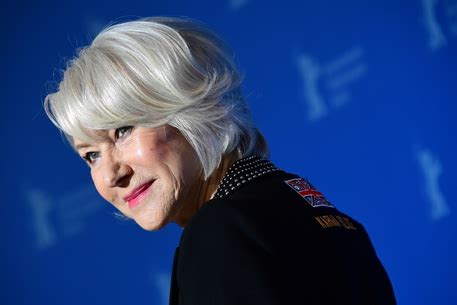 Checco zalone ha fatto il video di una canzone dedicata a una vacinada, cioè una donna vaccinata di cui si invaghisce chiedendo per caso informazioni in una strada di campagna del salento. Mirren, amo la Puglia,l'Italia e Zalone - Cinema - ANSA