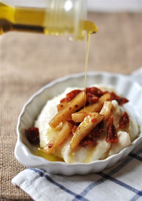 Le dosi della polenta istantanea? Ragù di croste di Parmigiano con polenta bianca | ESSENZA ...