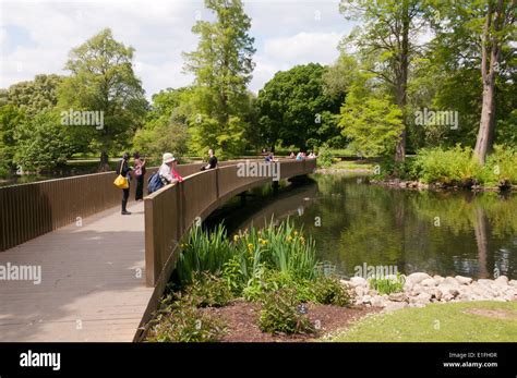 The Sackler Crossing Bridge Over The Lake In Kew Gardens Stock Photo