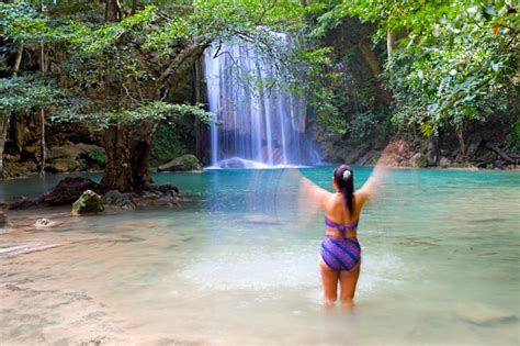 Mujer Con Traje De Baño Disfrutar En El Agua En La Cascada De Erawan