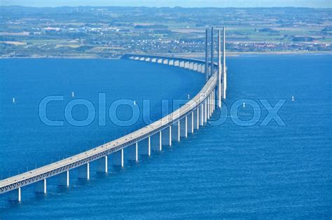I 1991, regeringerne i danmark og sverige enige om at fællesskab konstruere denne massive projekt , og mens det tog et stykke tid, øresundsbroen åbnede officielt den 1. Øresundsbroen og tunnel mellem Danmark ... | Stock foto ...