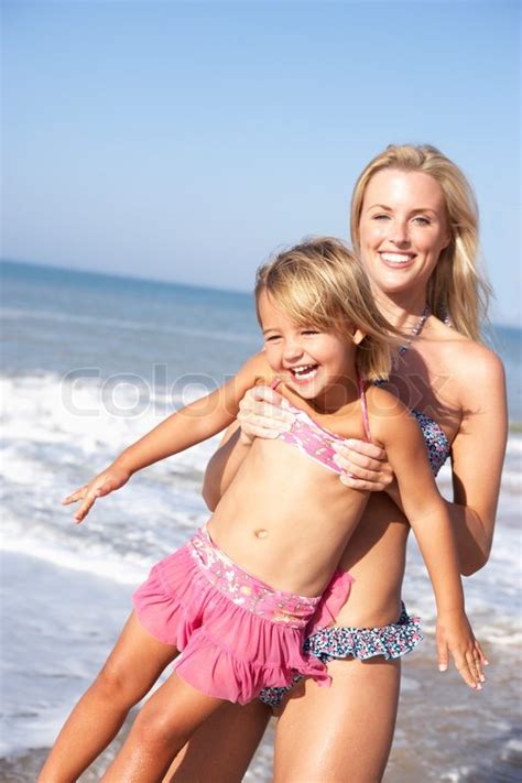 Mutter Spielt Mit Jungen M Dchen Am Strand Stockfoto Colourbox