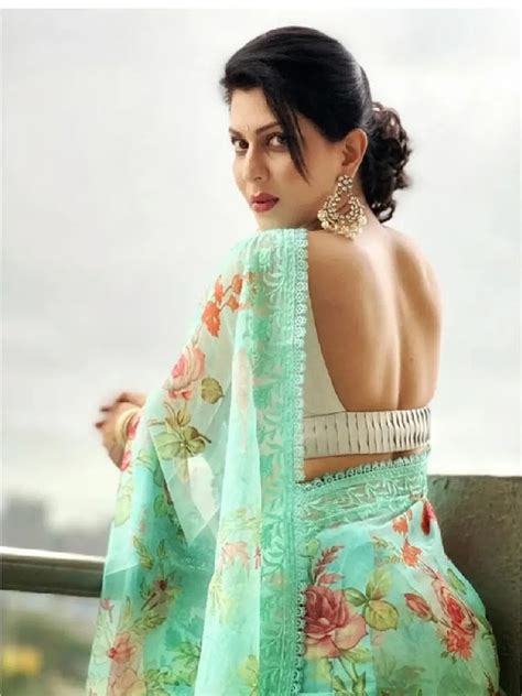 7 Hot Marathi Actresses In Backless Sarees