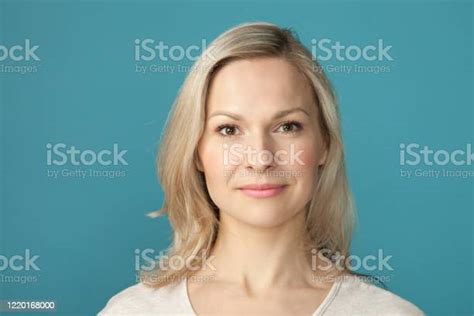 35 세 금발 여자의 스튜디오 초상화 여자에 대한 스톡 사진 및 기타 이미지 여자 정식 인물사진 한 명의 여자만 Istock