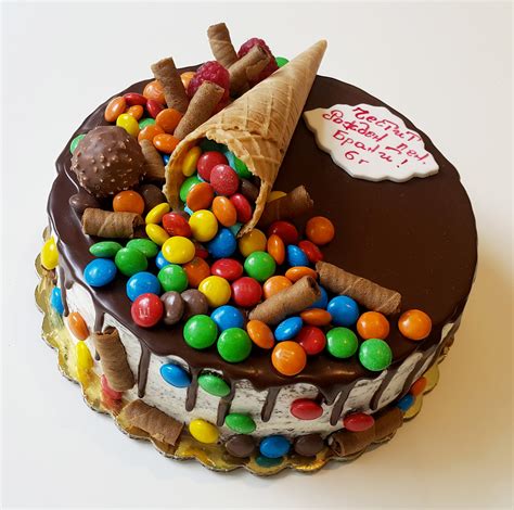 Шоколадова торта с фунийка и бонбони Номер 140 Сладка фабрика