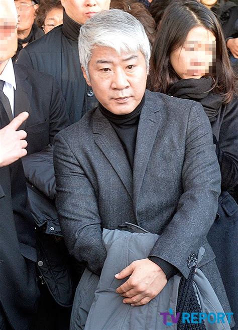 ∙ 한국경제tv야간방송 신규 캐스터 모집. 김태욱아나운서, 故김자옥 발인 참석…말없이 비통한 표정