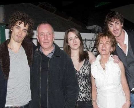 8 Facts About Robert Sheehan Klaus Hargreeves From The Umbrella