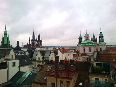Jak je známo, sloup na stejném náměstí, kde před staletími proběhla poprava 27 hrdinů své doby, nedávno v době pozvání na shromáždění občanů k výročí popravy českých pánů, které bylo šířené po sociálních sítích a bylo určené pro všechny, kterým není lhostejné přepisování historie, nakonec. Galerie - Poprava 27 pánů roku 1621 - Staroměstské náměstí ...