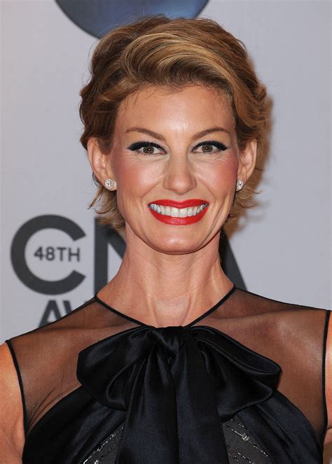 faith hill debuts a new pixie haircut at the cma awards glamour