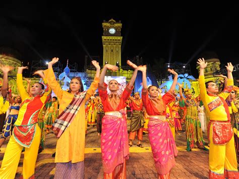 It borders thailand to the north and the countries of brunei and indonesia on borneo.south east asia, between thailand & indonesia. Malaysia's Top Festivals cover East and West