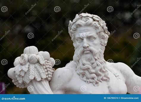 Statue Grecque Avec Une Vis Sur Sa Tête Image Stock Image Du Klaxon