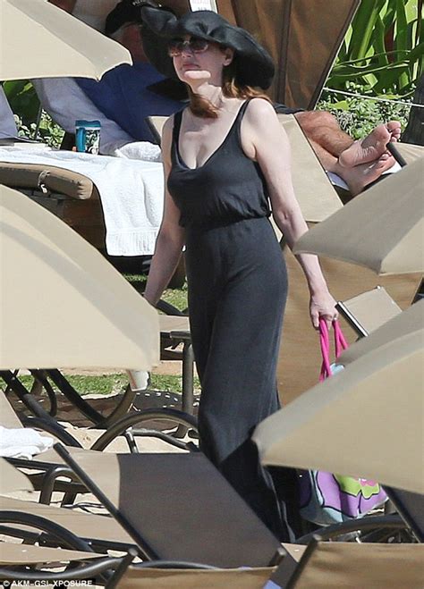 Geena Davis 59 Looks Youthful As She Shows Off Her Curves In A Low Cut Black Tank Dress While