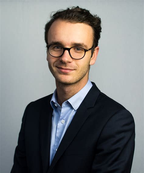 Dans l'attente d'une réponse de votre part je vous souhaite une bonne journée. lettre exemples: Photo Pour Cv Homme