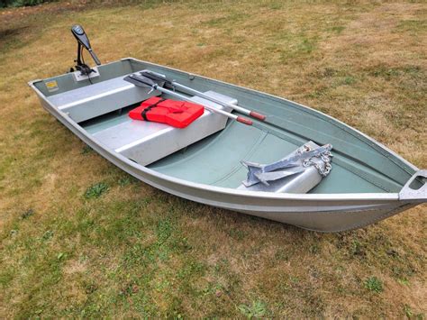 12 Smokercraft Aluminum Boat With 36lb Thrust Minnkota Electric Motor