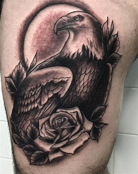 orzeł i róża tatuaż na ramieniu