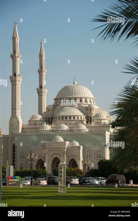 Mosque In Sharjah Stock Photos And Mosque In Sharjah Stock Images Alamy