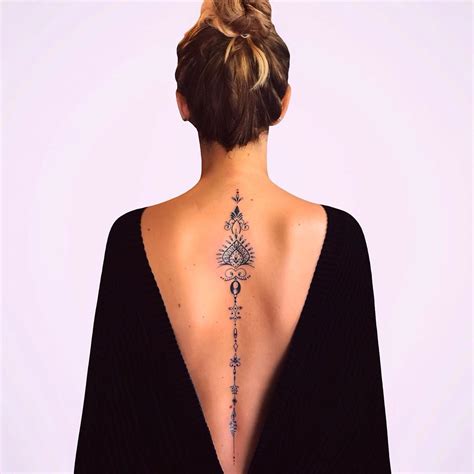 Интересные татуировки для девушки на спине