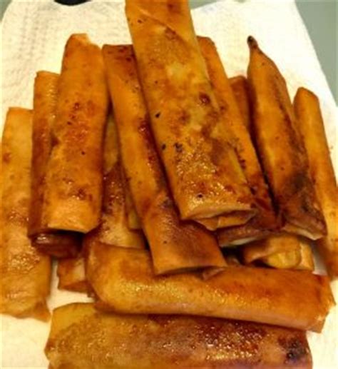 Also known as lumpiang saging, is a philippine snack made of thinly sliced bananas, dusted with brown sugar, rolled in a spring roll wrapper and fried. Banana Lumpia - Turon Recipe!!! - Savvy Nana