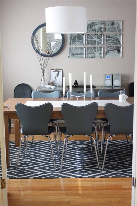 Außerdem hilft er dabei die räume optisch voneinander abzugrenzen, indem ein teppich im wohnzimmer die sitzecke umschließt und der teppich im esszimmer den. modernes Esszimmer mit Kelim Teppich unter dem Tisch ...