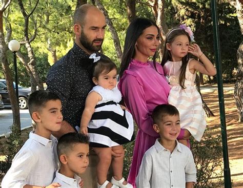 «μου έπεσαν τα μαλλιά, παλεύω με τα δόντια μου και έχω συνέχεια βήχα». Χοψονίδου - Σπανούλης : To πρώτο βίντεο μετά τη γέννηση ...