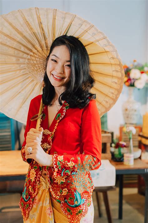 Masyarakat ini juga terkenal dengan makanan tradisinya turun. The Wedding Scoop