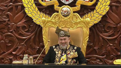 Ia sekali gus menceriakan suasana pagi pembukaan sidang dewan rakyat. Sila duduk, jangan lari - Agong - YouTube