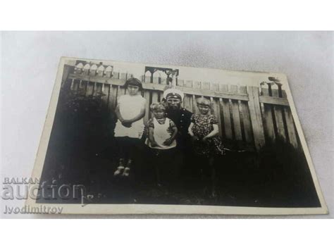 Снимка Мъж и три деца пред дъсчена ограда Стари снимки Изделия от хартия balkanauction