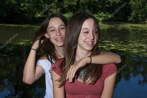 Dos Jovencitas Sonrientes Sobre La Naturaleza — Foto De Stock