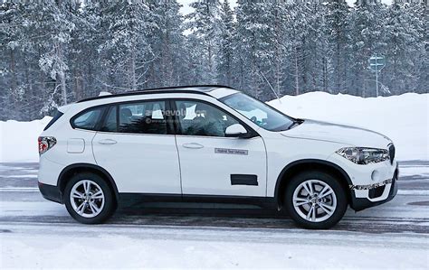Designul exterior sportiv şi puternic. 2017 BMW X1 xDrive25Le iPerformance Plug-In Hybrid ...