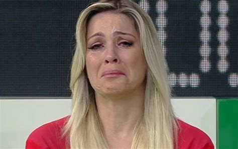 Renata fica louca com derrota e pistola show de horrores jogo aberto. Renata Fan fatura com queda do Inter e deixa a Record em ...