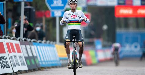 The result was a spectacular rollover and a face contorted in pain. Mathieu van der Poel vyhral svoje prvé cyklokrosové ...