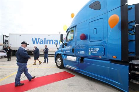‘Move that truck’: Walmart driver rolls to 3 million safe miles