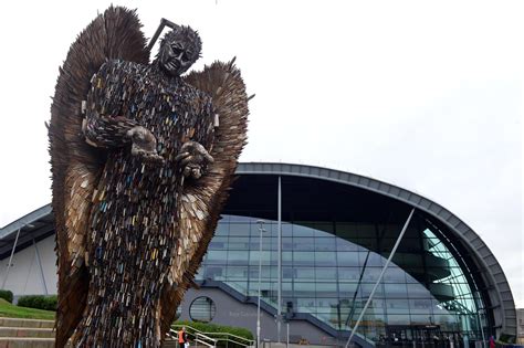 How does rian johnson's knives out use its image to tell a story about class warfare? Moving Knife Angel sculpture leaves Gateshead after month-long visit in North East | Shields Gazette