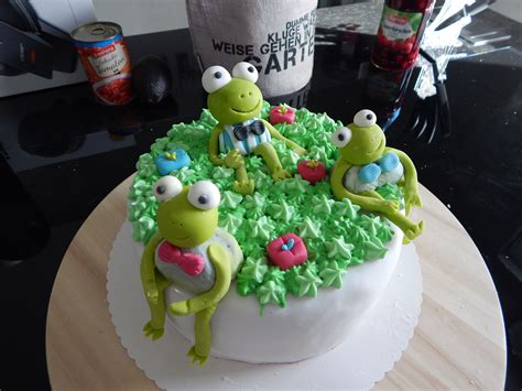 Eine torte mit fondant einzukleiden ist zwar eine raffinierte aufgabe fondant #torte #megalecker eine mega schokoladen torte mit fruchtigen himbeeren und wundervoller blütendeko, die ihr selber. Motivtorte Frösche Frosch Fondant Anleitung und Rezept ...