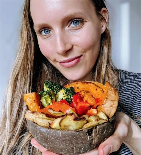 coco bowl selfies 🏻🌱 plantmadejudy 😍 what s on the dinner menu for your coconut bowls