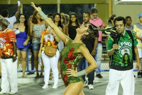 Fotos Carnaval Grande Rio Re Ne Legi O De Beldades Em Ensaio