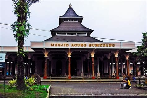 Demo honorer kab sumedang hari ini menuntut penangguhan cpns 2018 di kabupaten sumedang selama tidak mengakodimir. Masjid Agung Kebanggaan Warga Sumedang | Republika Online