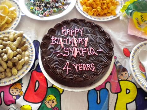 Berbalik pada majlis hari jadi anak saya, ramai yang bertanya siapa yang deco dan siapa yang buat kek serta sediakan makanan. Taska Cahaya Sofia: Sambutan Hari Jadi