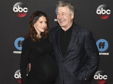 İspanyol yoga eğitmeni olan hilaria baldwin, instagram'a tüm çocuklarıyla birlikte bu pozu vererek yeni bebek. TREND180