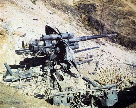Немецкая 88 мм зенитная пушка Flak 18 брошенная на позиции — военное фото
