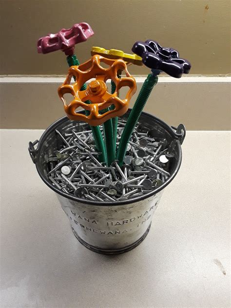 there are three different colored scissors in the cup