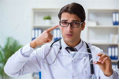 Médico De Seguridad Que Aconseja Sobre El Uso De Gafas Protectoras