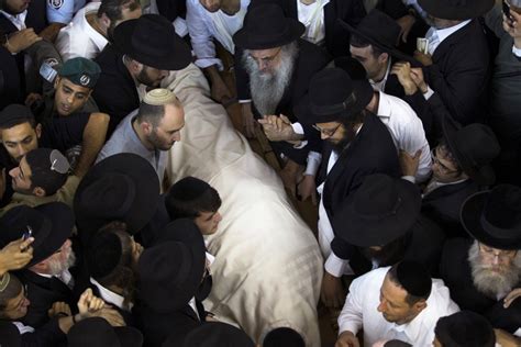 Rabbi Ovadia Yosef Funeral 400000 Mourners Overwhelm Jerusalem Photos