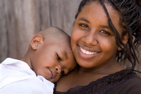 Madre Adolescente Afroamericana Y Su Hijo Imagen De Archivo Imagen De