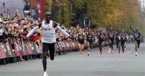 Marathon Le Kényan Eliud Kipchoge Brise La Barre Des 2 Heures