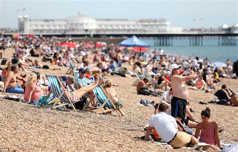 Britains Beaches Enjoy Busiest Weekend Of The Year Daily Mail Online